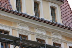 Traufgesims und Muschelornamente in Stuck