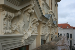 Fassadendetails im Hintergrund das Kurländer Palais