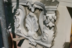 setzen und einputzen eines Kapitells Rampische Strasse 31(Baumeister George Haase)