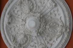Rosette zu Porträt und Wappen
